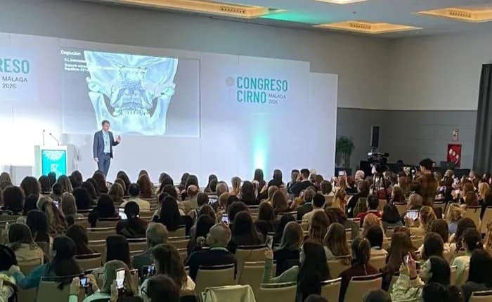 El Dr. Javier Plaza comentando una telerradiografía lateral de cráneo proyectada en pantalla, ante la sala del Congreso CIRNO de Málaga