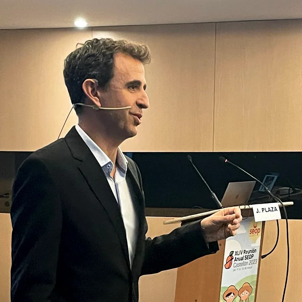 El Dr. Javier Plaza explicando un caso clínico durante una ponencia, con el puntero en la mano